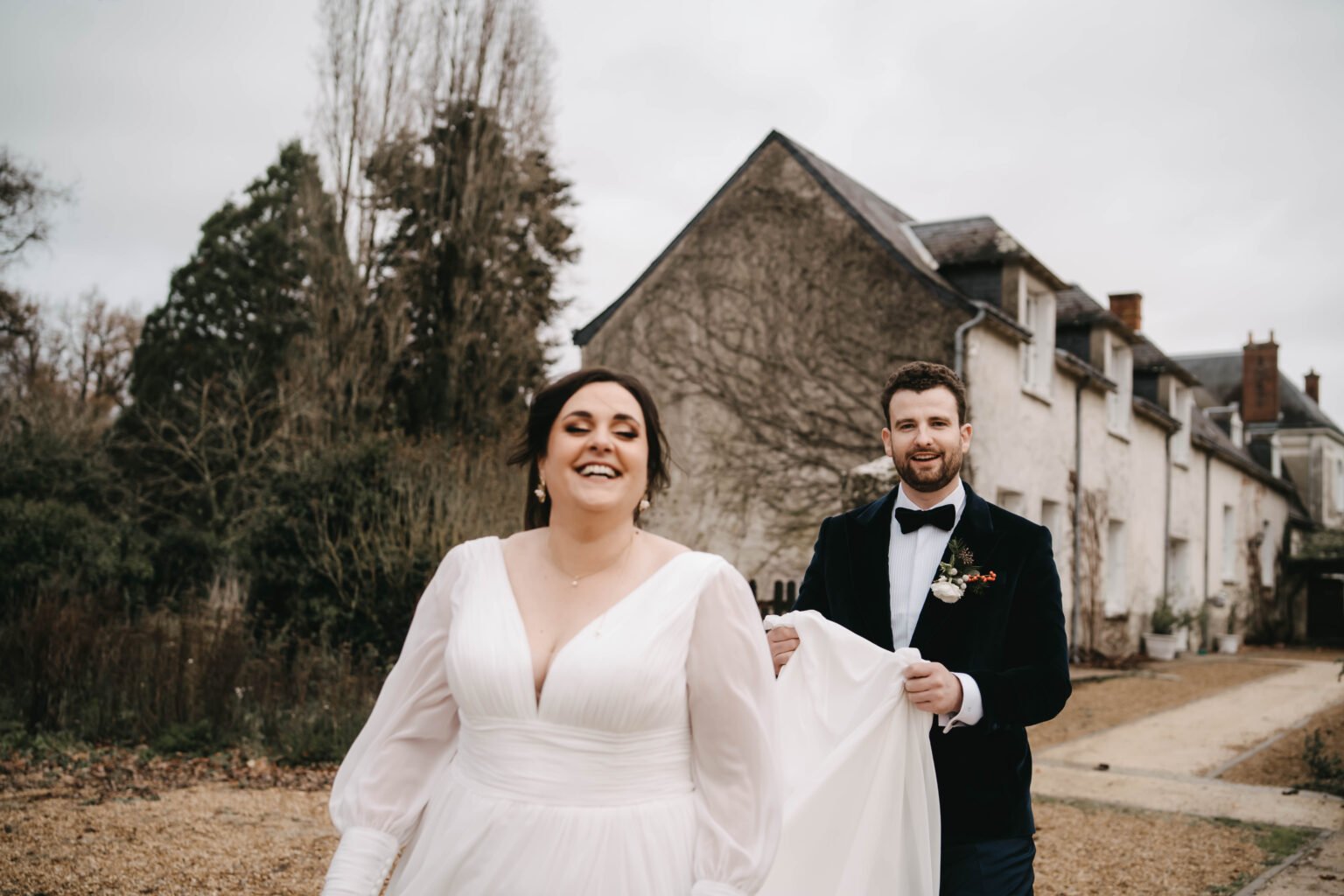 mariés marchant extérieur domaine mariage