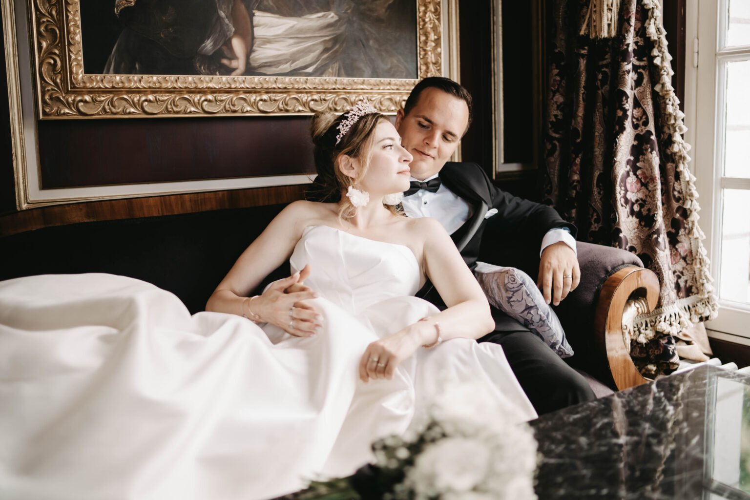 mariés assis intérieur élégant mariage