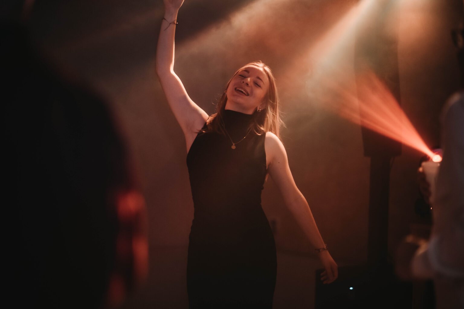 Invitée dansant lors de la soirée de mariage ambiance festive