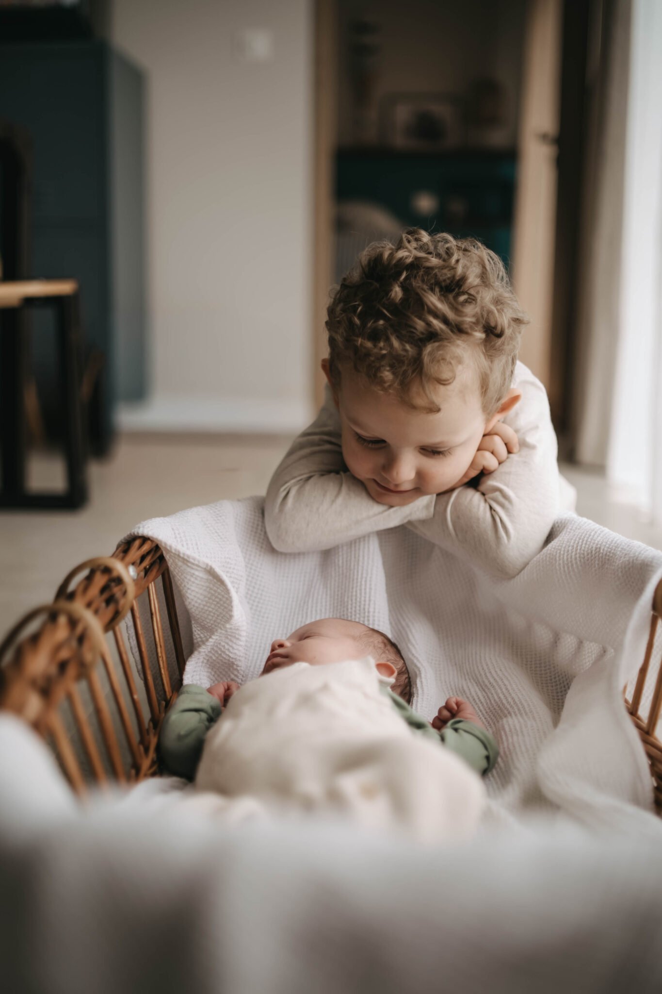 grand frère regardant bébé nouveau né