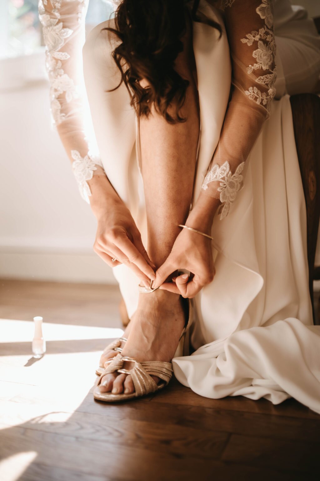 préparation de la mariée mettant sa chaussure