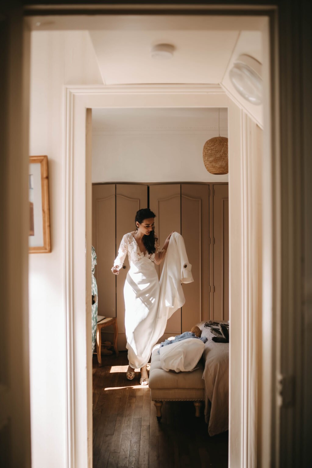 mariée en train de se préparer dans une chambre avant la cérémonie de mariage