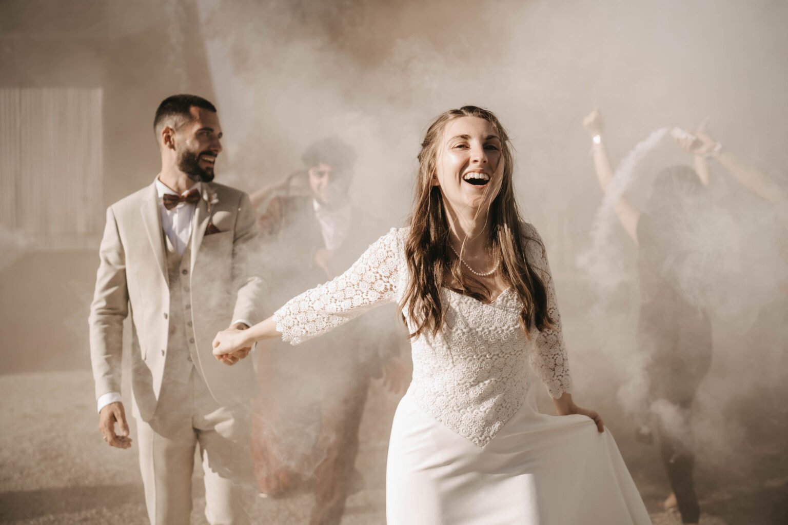 mariés entrant dans la fête avec fumigène mariage