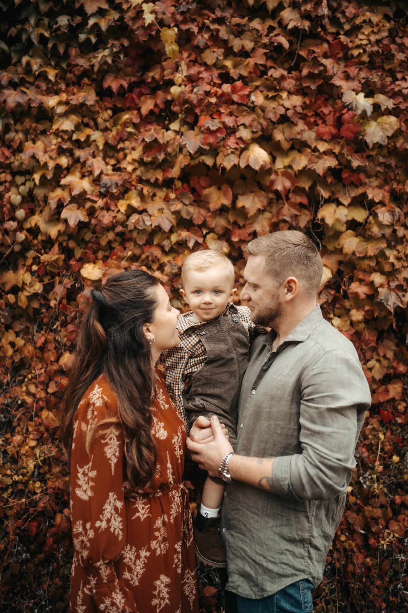 portrait famille automne feuilles rouges