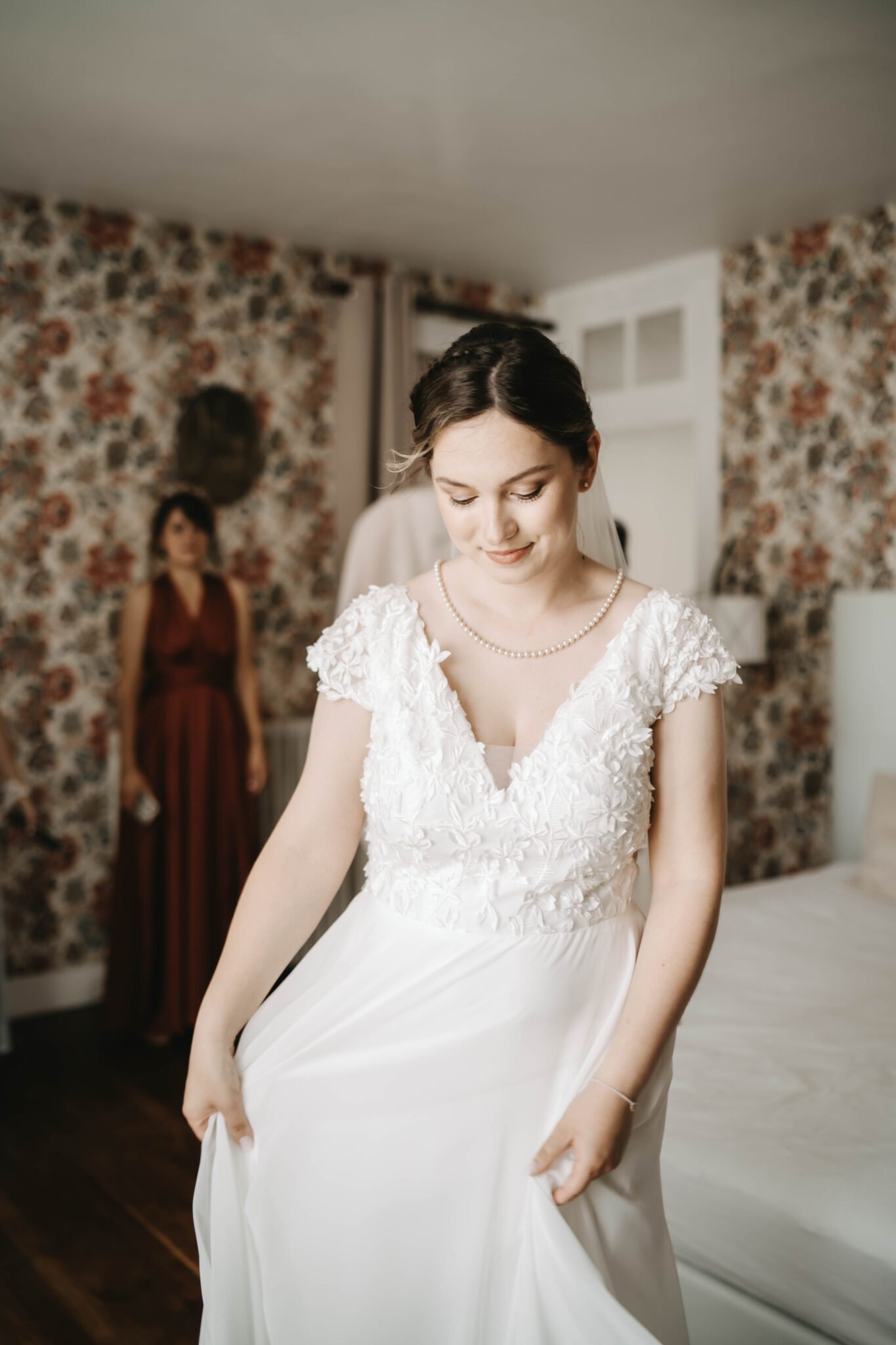 mariée ajustant sa robe pendant les préparatifs