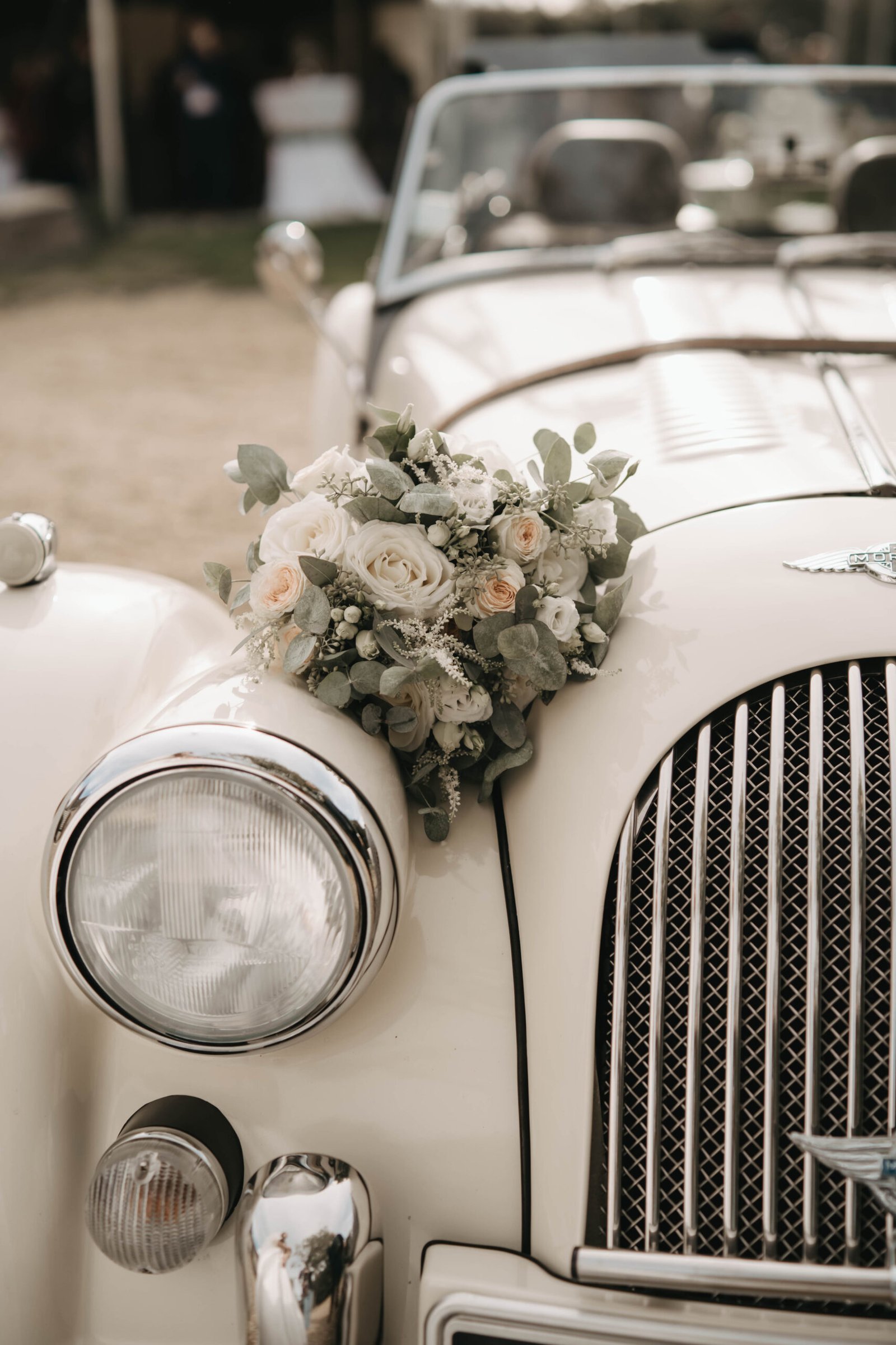 bouquet de mariée sur voiture ancienne de mariage