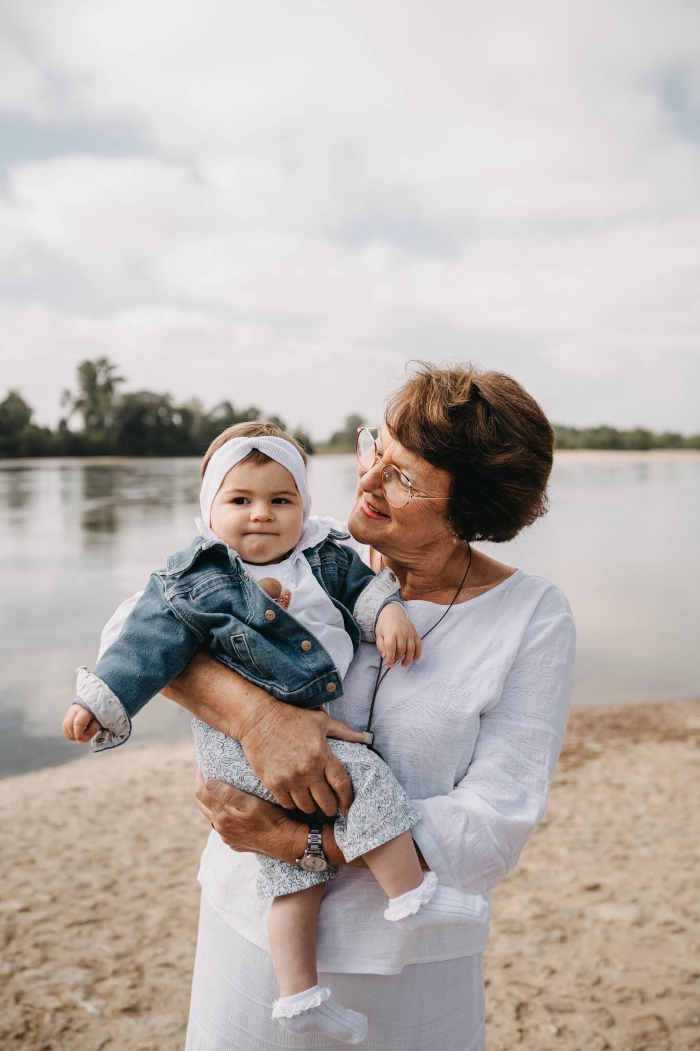 grand mere tenant bébé portrait famille extérieur