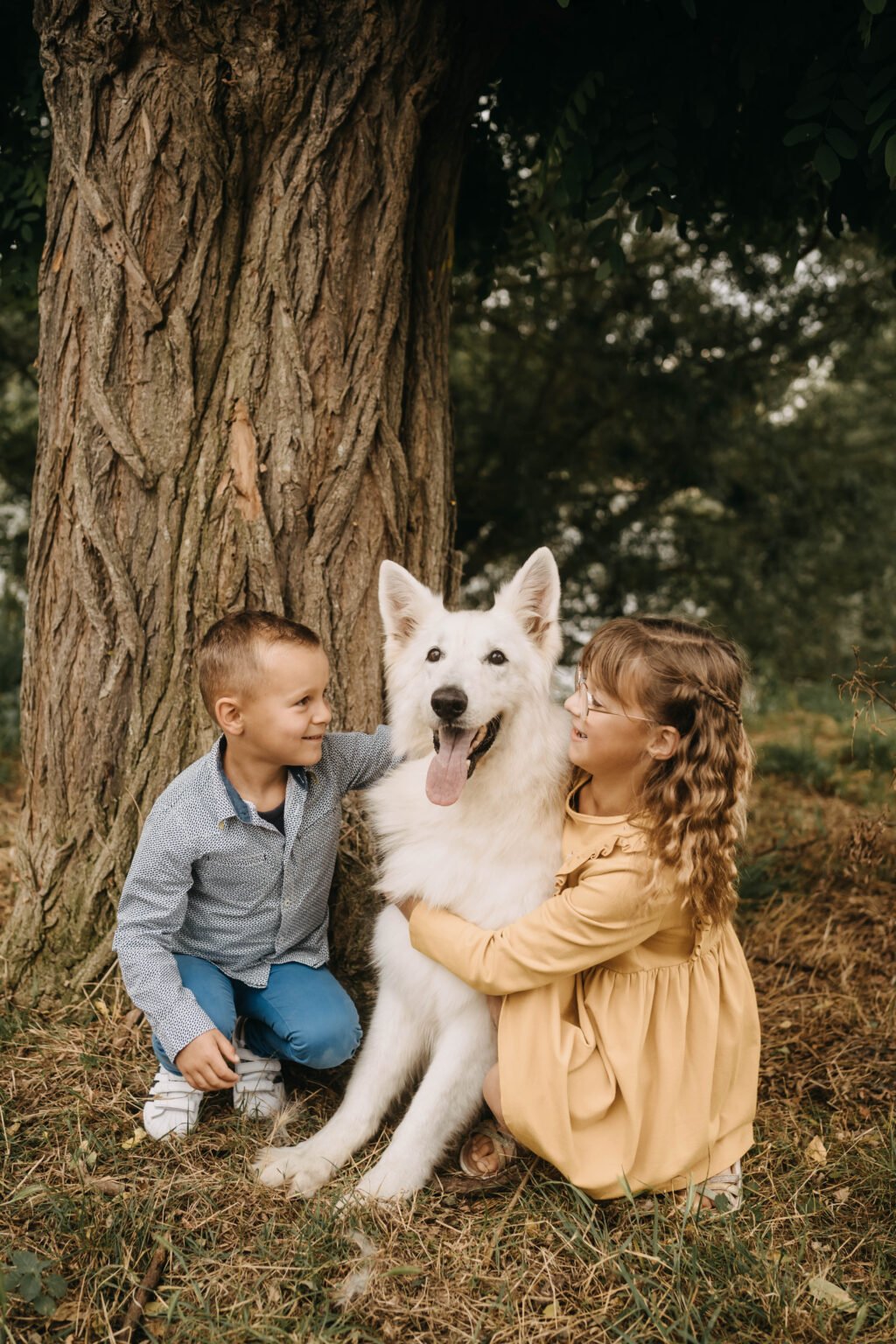 Enfants et chien en séance photo nature