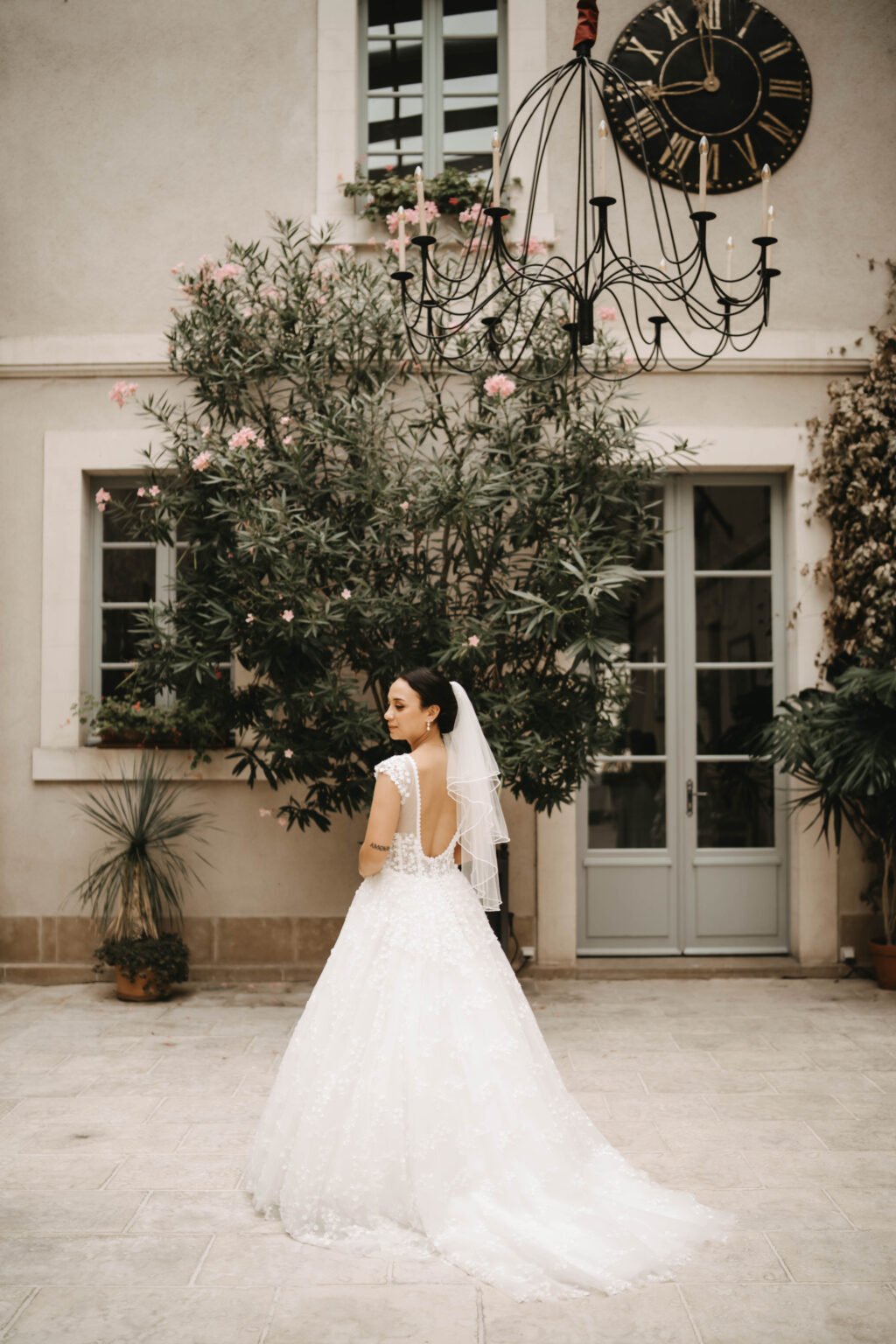 portrait mariée robe blanche cour intérieure