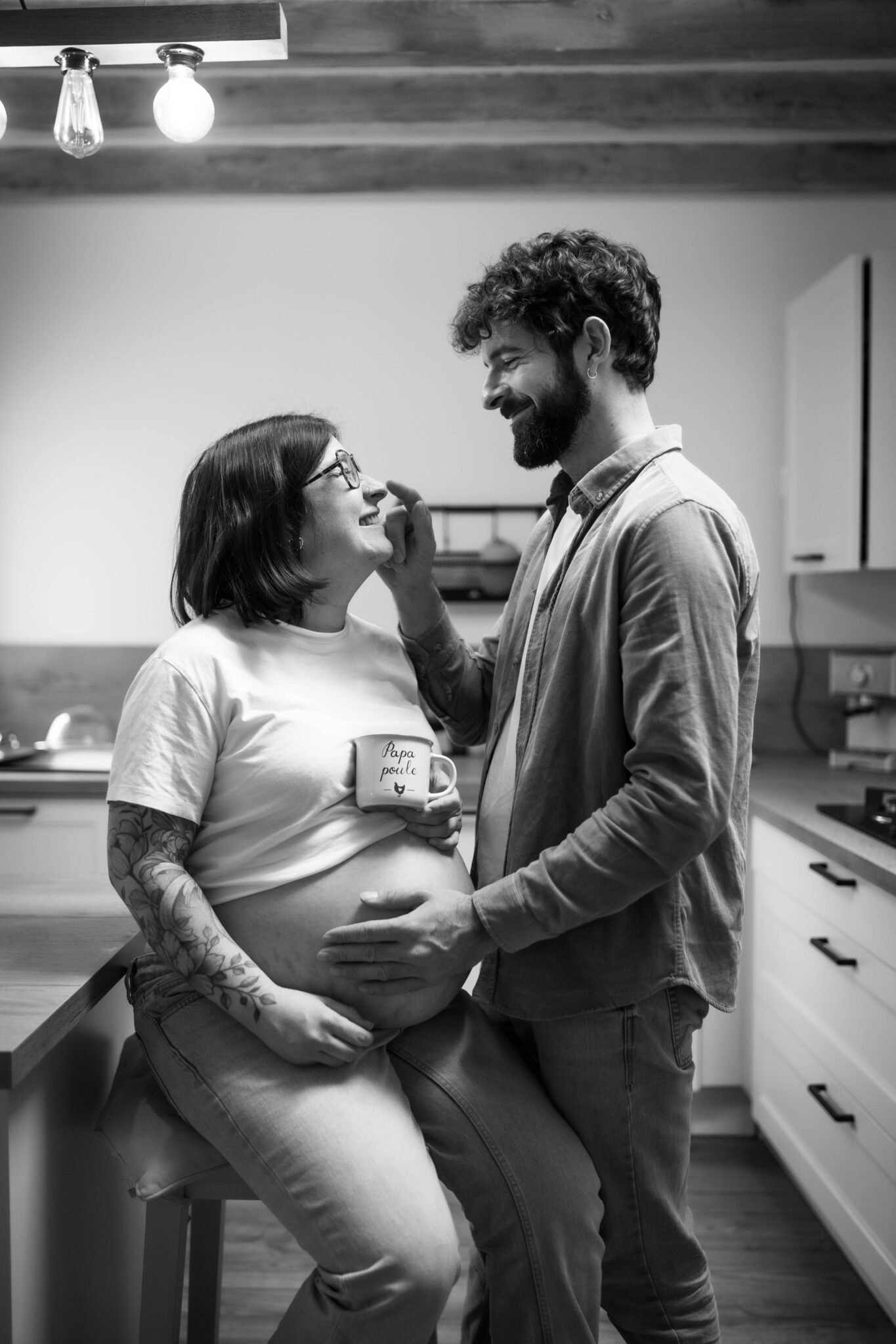 Photo grossesse couple noir et blanc intimiste