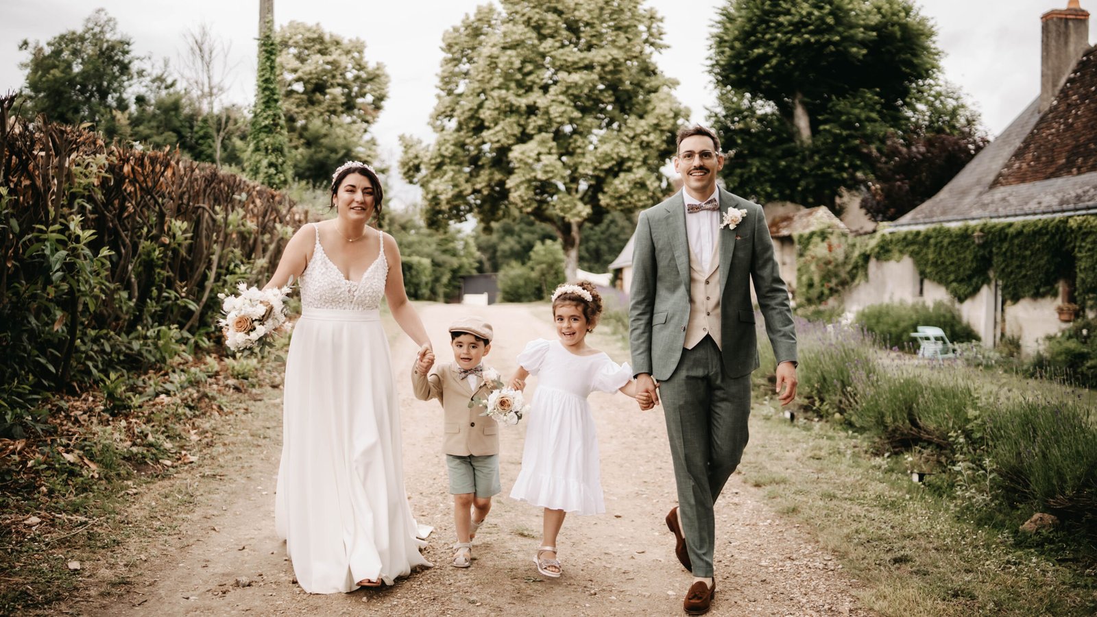 les mariés marchant avec leurs enfants lors d’un mariage