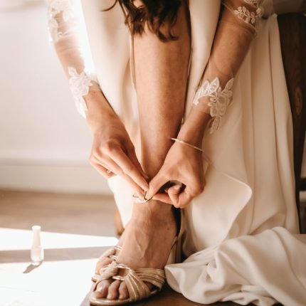 préparation de la mariée mettant sa chaussure