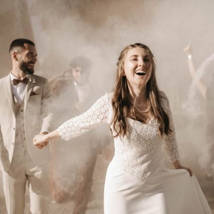 mariés entrant dans la fête avec fumigène mariage