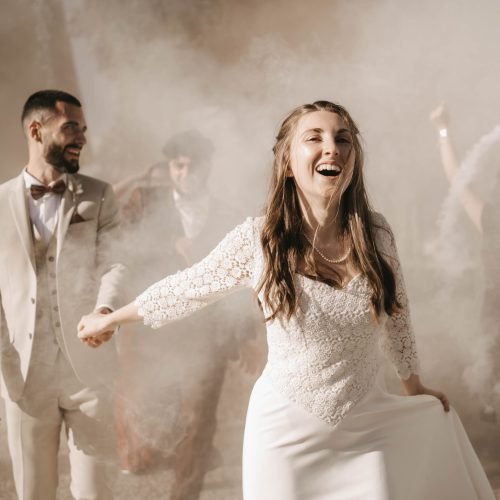 mariés entrant dans la fête avec fumigène mariage