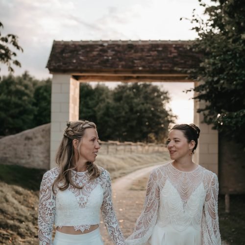 couple de femmes mariées marchant main dans la main