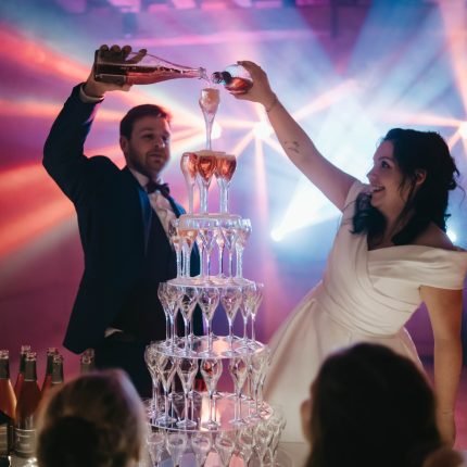 pyramide de champagne lors de la soirée de mariage